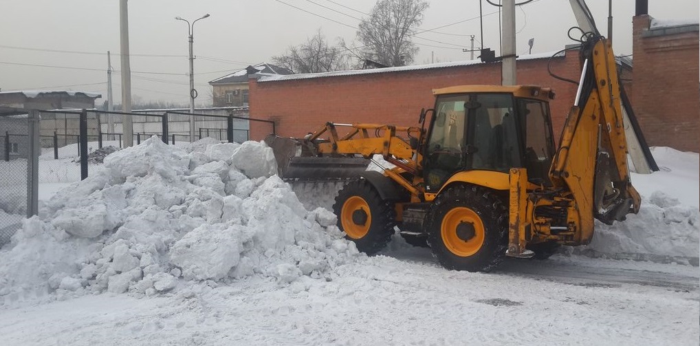 Экскаватор погрузчик для уборки снега и погрузки в самосвалы для вывоза в Чапаевске
