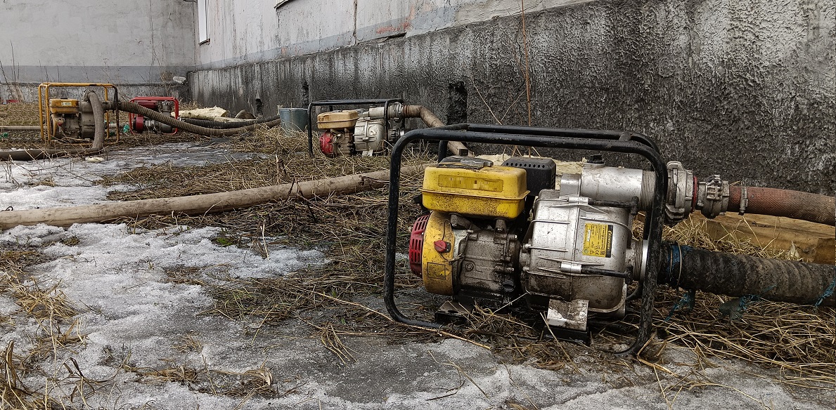 Откачка мотопомпами талой воды из подвала дома в Сызрани